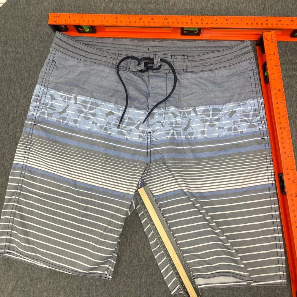 Roundtree & Yorke Swim Trunks Striped Board‎ Shorts Swimwear Blue Gray Size 34